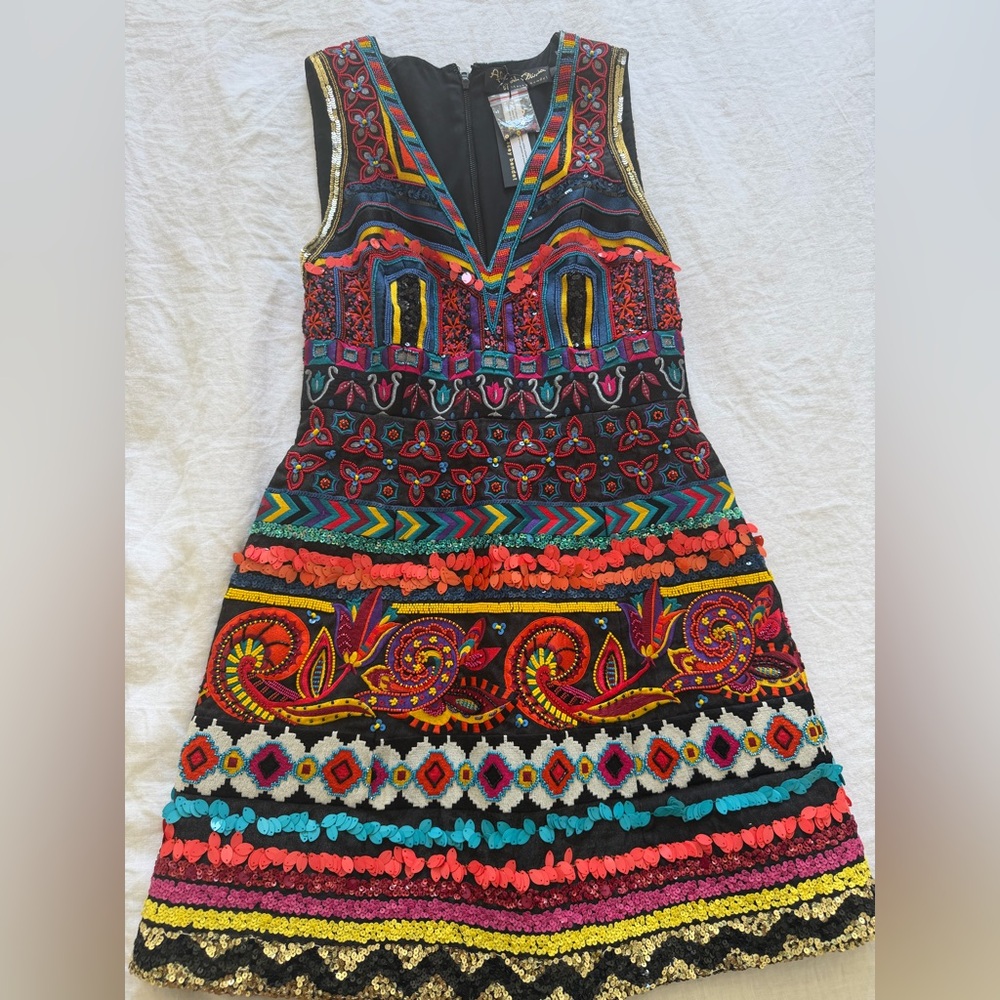 Alice + Olivia
Patty Embroidered V-Neck Lantern Dress
